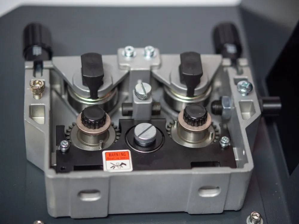 Four-wheel wire feed mechanism