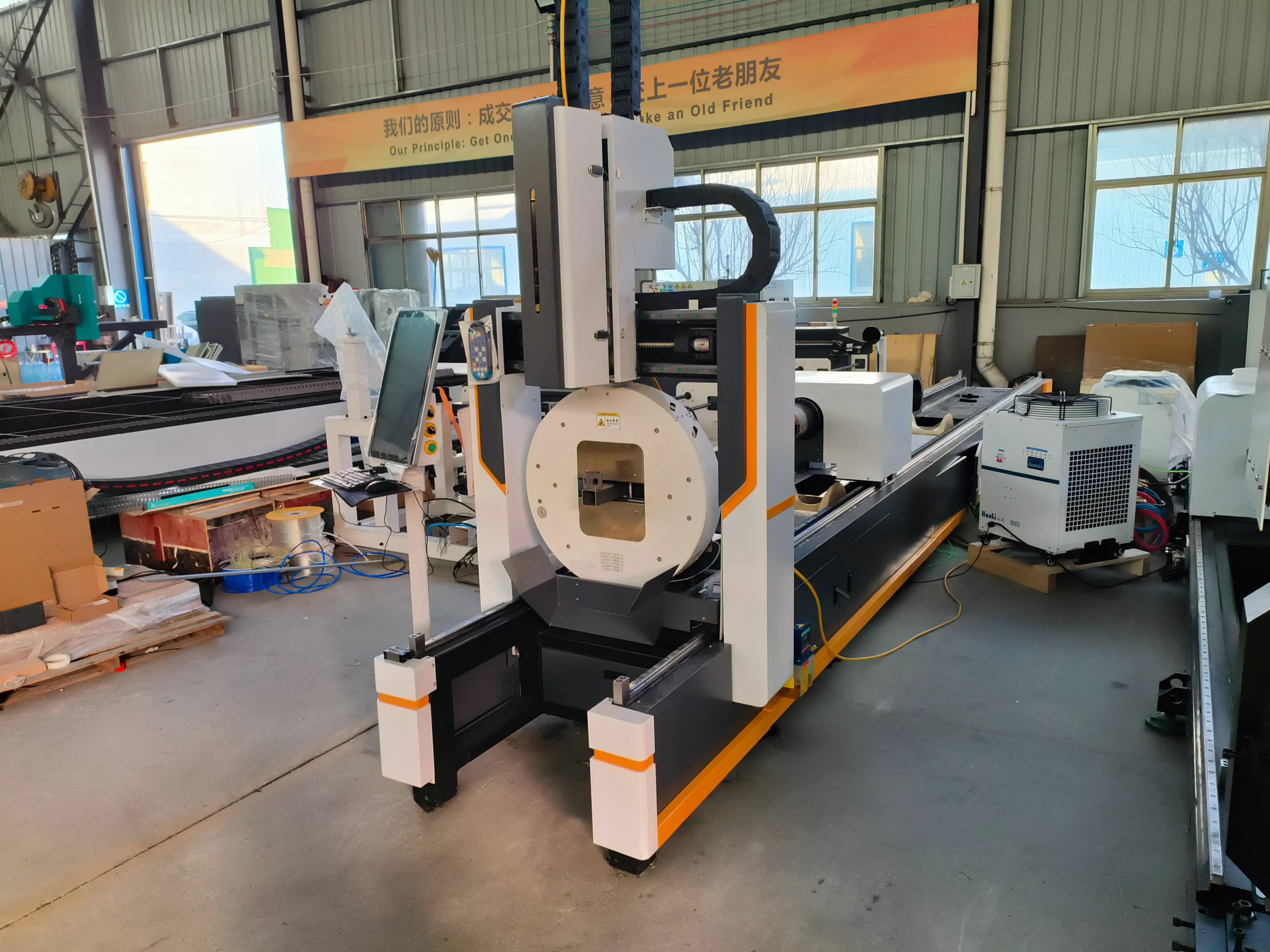 Tube laser cutting machine with rotating chuck