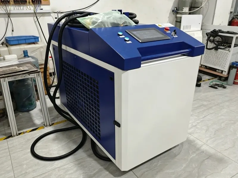 Continuous laser cleaning machine