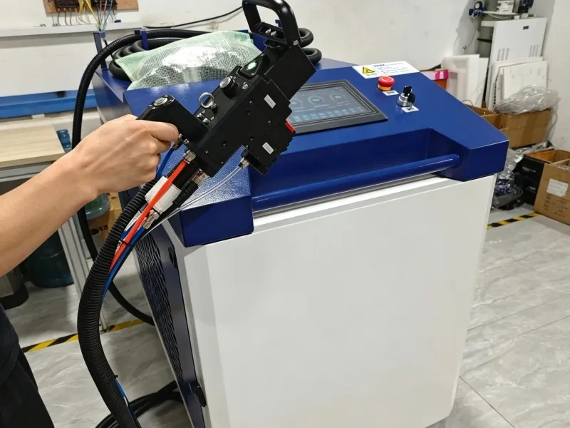 Continuous laser cleaning machine