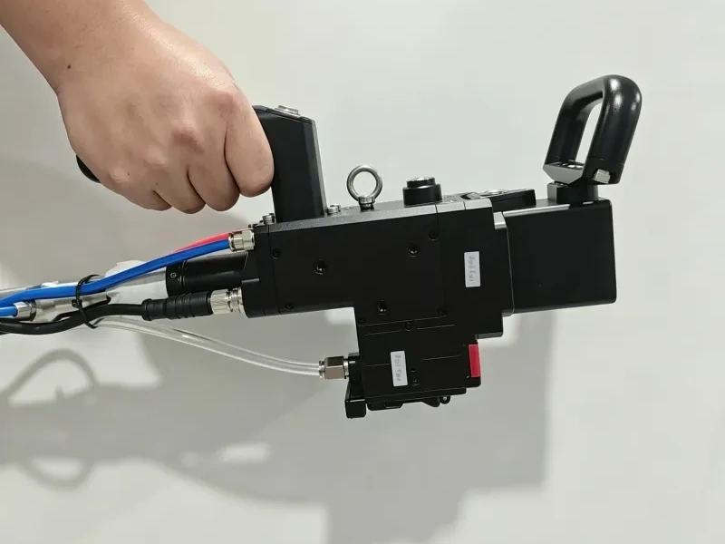 Continuous laser cleaning machine